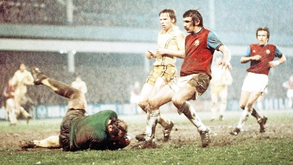 Ist vor West-Ham-Spieler Keith Robson zur Stelle: Frankfurts Torhüter Peter Kunter
