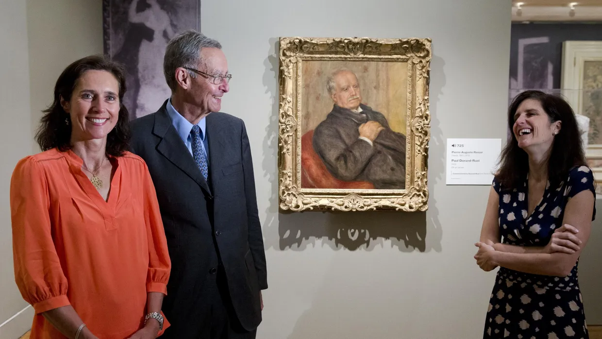 Familienfoto: Claire, Paul Louis und Flavie Durand-Ruel (von links) im Jahr 2015 vor einem von Renoir gemalten Porträt ihres Vorfahrens Paul Durand-Ruel im Philadelphia Museum of Art.