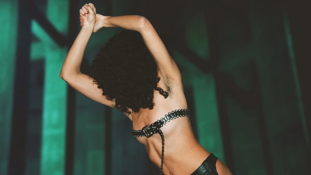 „Ich möchte einfach das tragen, was mir Selbstvertrauen und Kraft gibt“, sagt die 25-jährige dänische Musikerin Julie Pavon