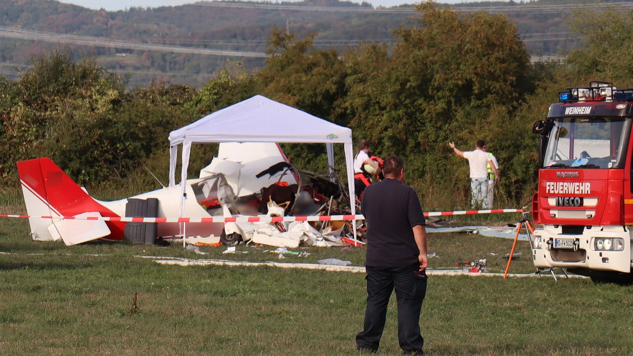 Bei einem Flugzeugabsturz kamen zwei Menschen ums Leben. Die Polizei ermittelt.