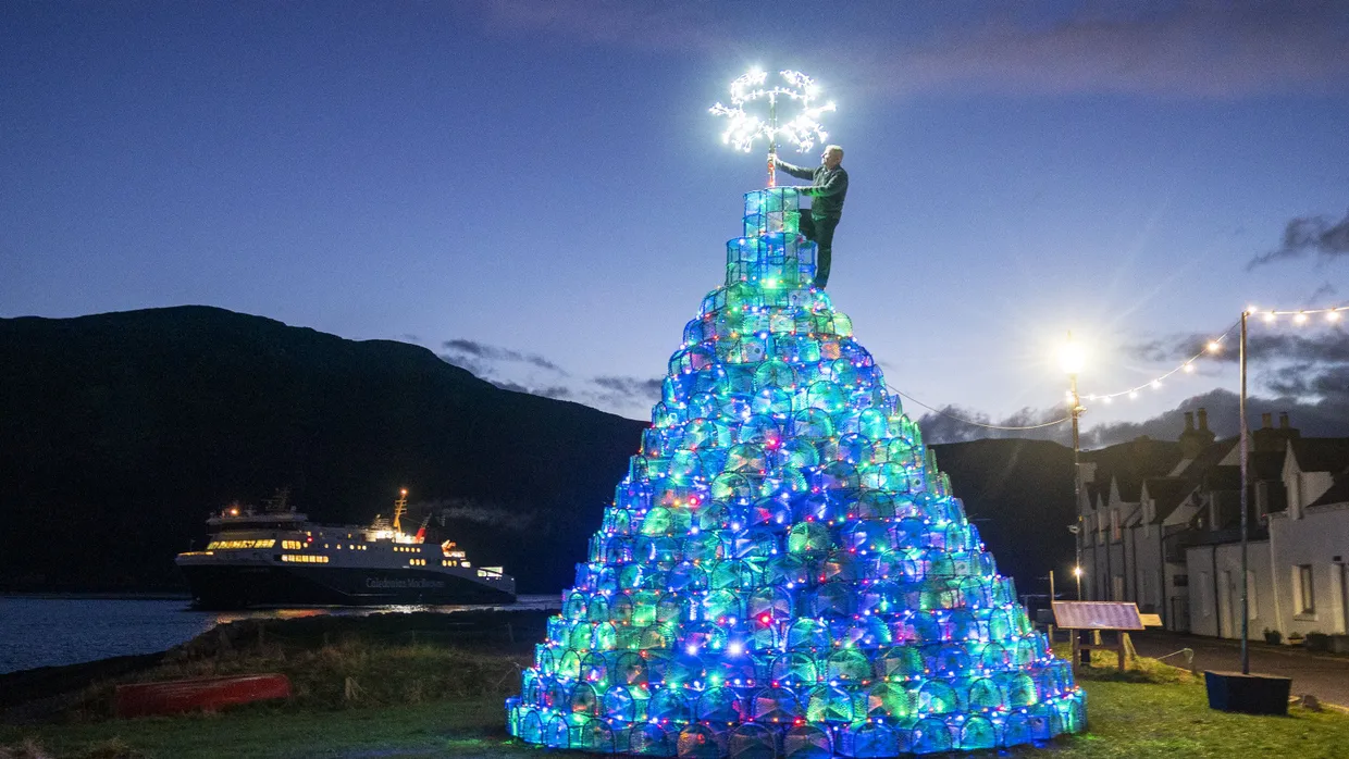 Ist das schön? Geschmacksache. Ein Weihnachtsbaum aus Krebsreusen am Hafen von Ullapool in Wester Ross