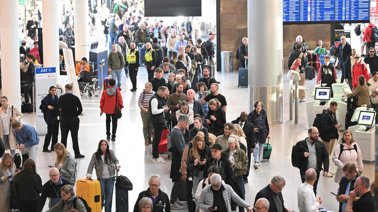 Anstehen für neue Tickets: In Kopenhagen kam es Mitte der Woche nach Drohnensichtungen zu vielen Flugausfällen und langen Wartezeiten.