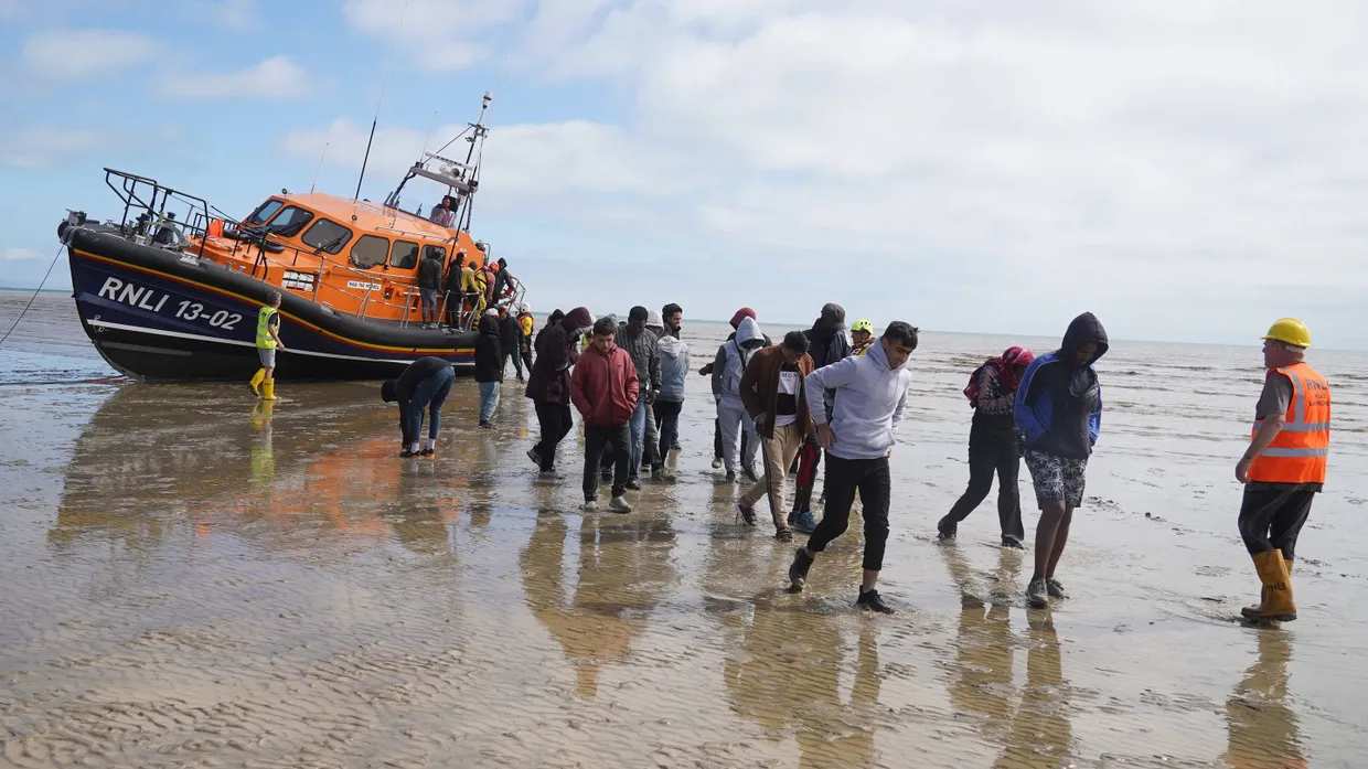 Eine Gruppe von Migranten wird auf diesem Archivbild vom August 2023 von britischen Rettungskräften aus dem Ärmelkanal gerettet.