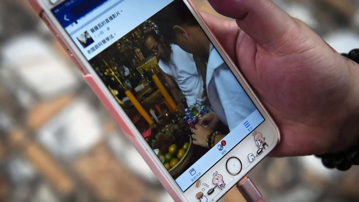 Facebook-Video auf einem Smartphone