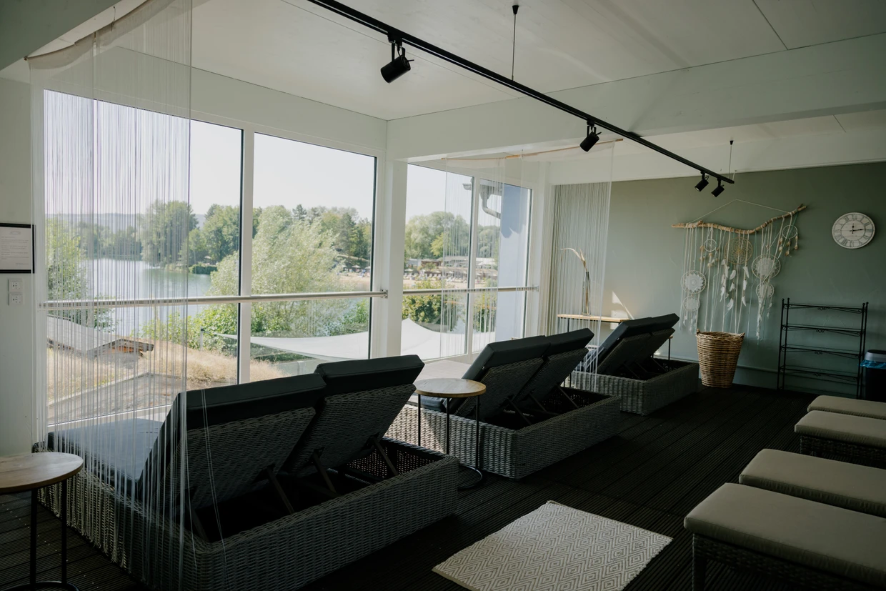 Liegen im Ruheraum mit Panoramablick auf den See im Hotel Niedernberg.