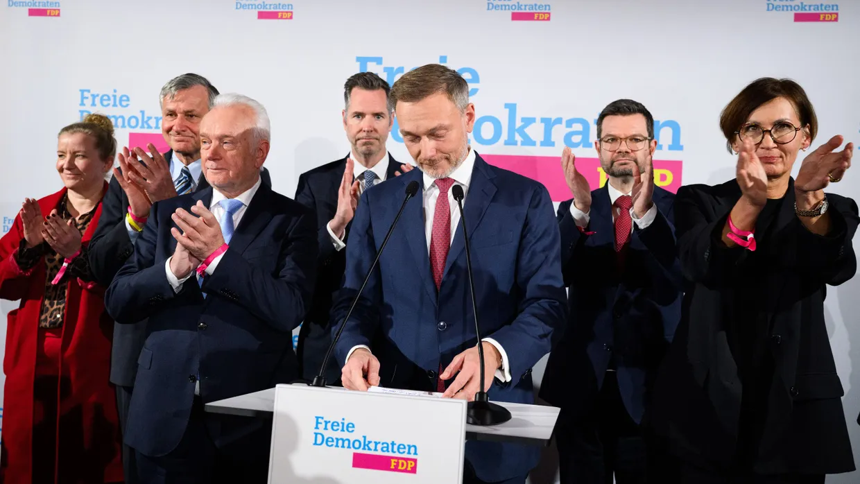 Wie weiter ohne ihn? Christian Lindner äußert sich am Wahlsonntag im Hans-Dietrich-Genscher-Haus zur Lage der Dinge.