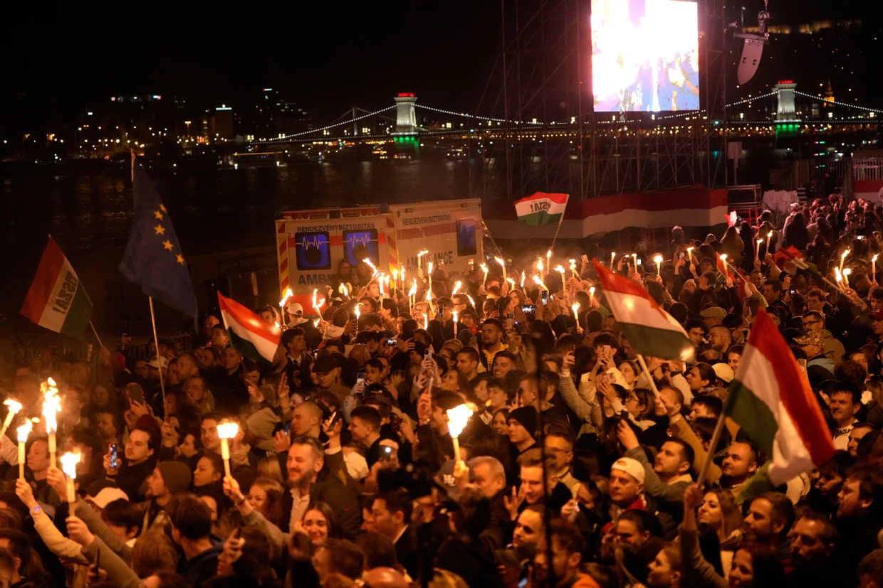 Am Donauufer feiern Tisza-Unterstützer den Wahlsieg ihrer Partei.