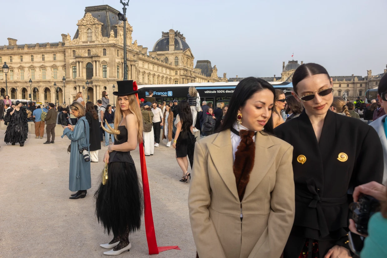 The show must go on: Bei Schiaparelli beginnt das Defilee der Gäste schon vor der Tür des Louvre.