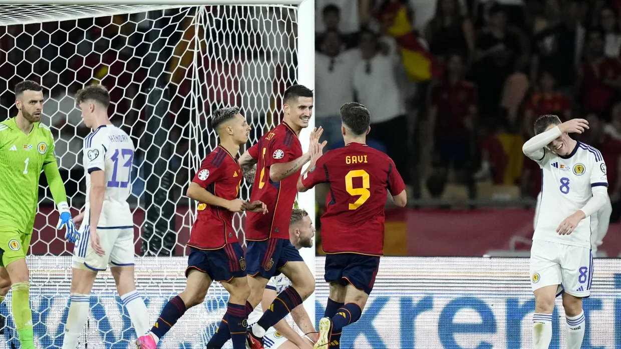 Spaniens Oihan Sancet jubelt nach dem zweiten Tor für sein Team gegen Schottland.