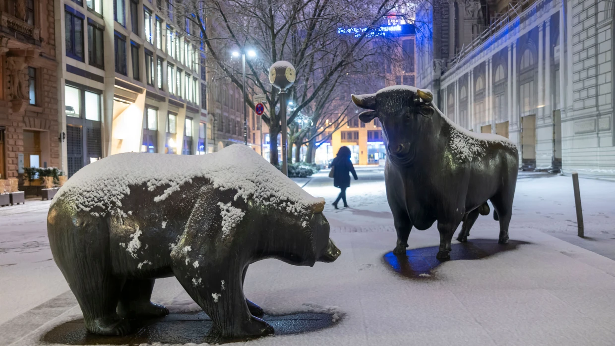 Bulle und Bär im Schnee vor der Frankfurter Börse