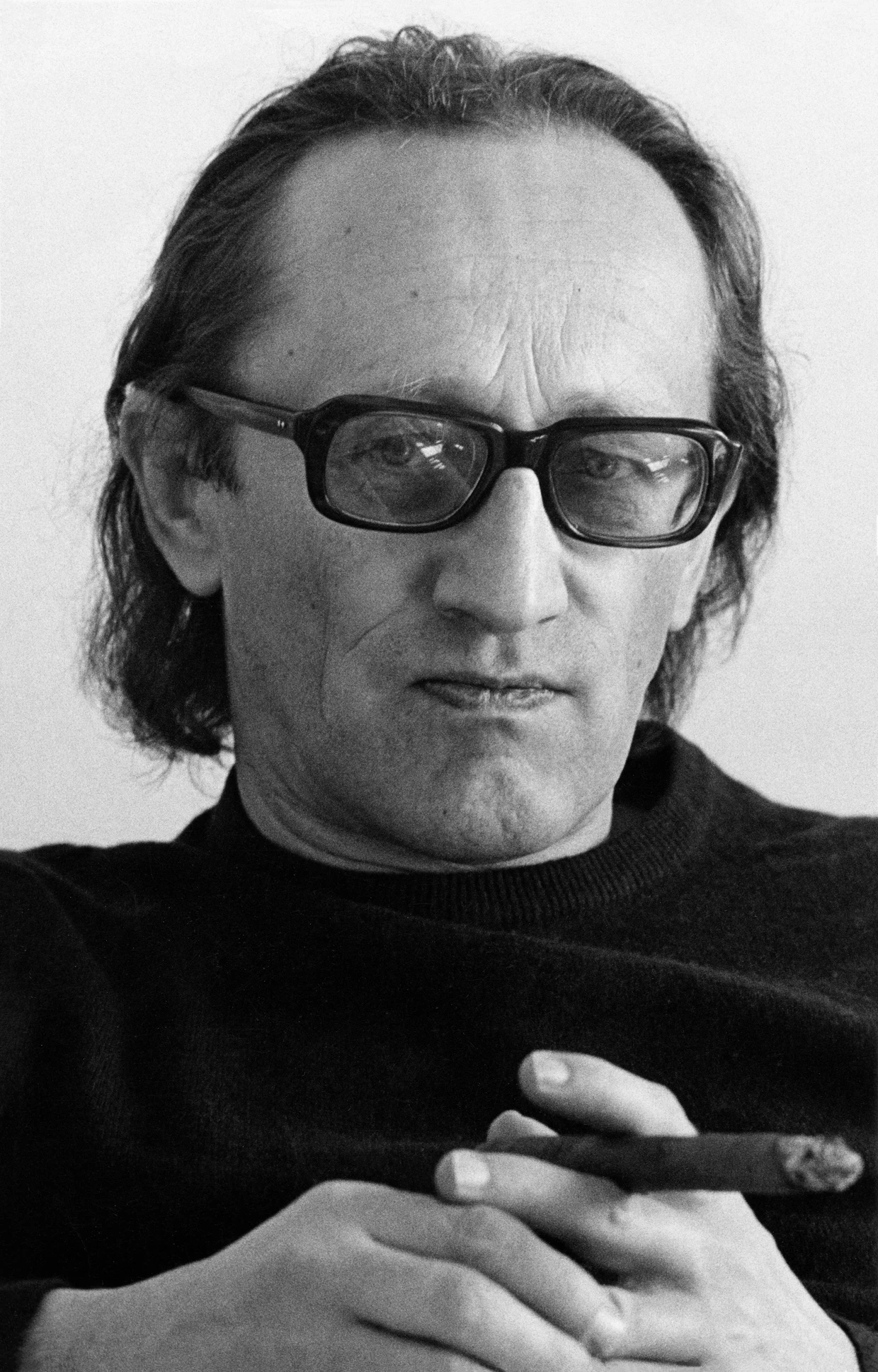 So kennt man ihn: Heiner Müller mit Brille und Zigarre, 1981