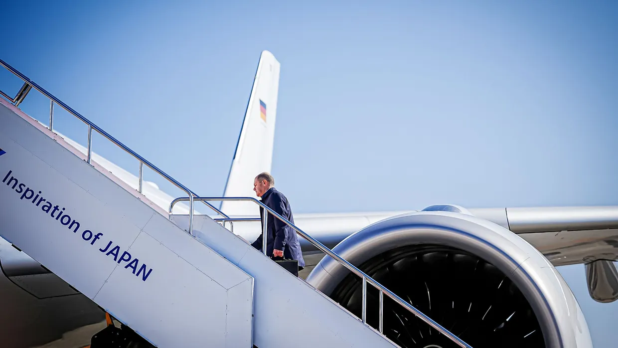 Vielflieger: Bundeskanzler Olaf Scholz steigt in Japan in das Regierungsflugzeug, einen Airbus A350 der Luftwaffe