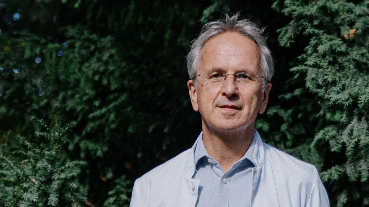 Prof. Dr. med. Andreas Michalsen arbeitet als Internist, Ernährungsmediziner und Fastenarzt in Berlin.