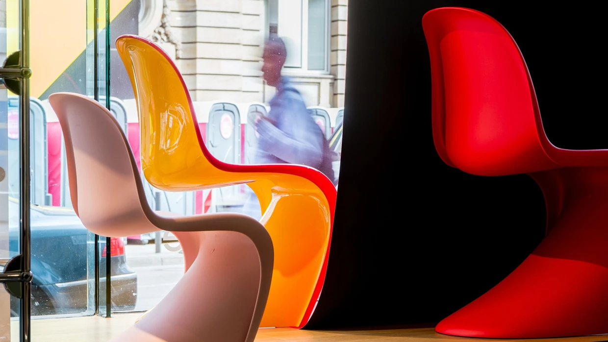 Geschäftsgang „Frick“: Paton Chairs und andere Designermöbel in Frankfurt