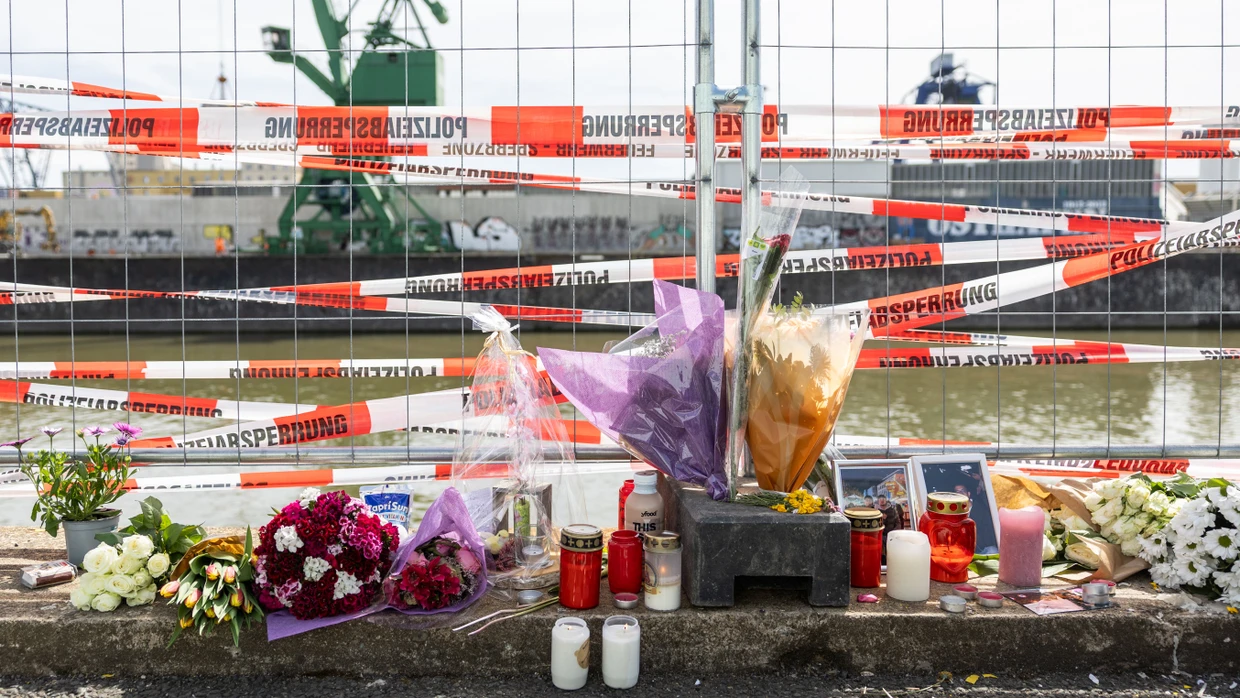 Große Anteilnahme: Am Osthafenbecken haben Trauernde Blumen und Kerzen abgestellt.