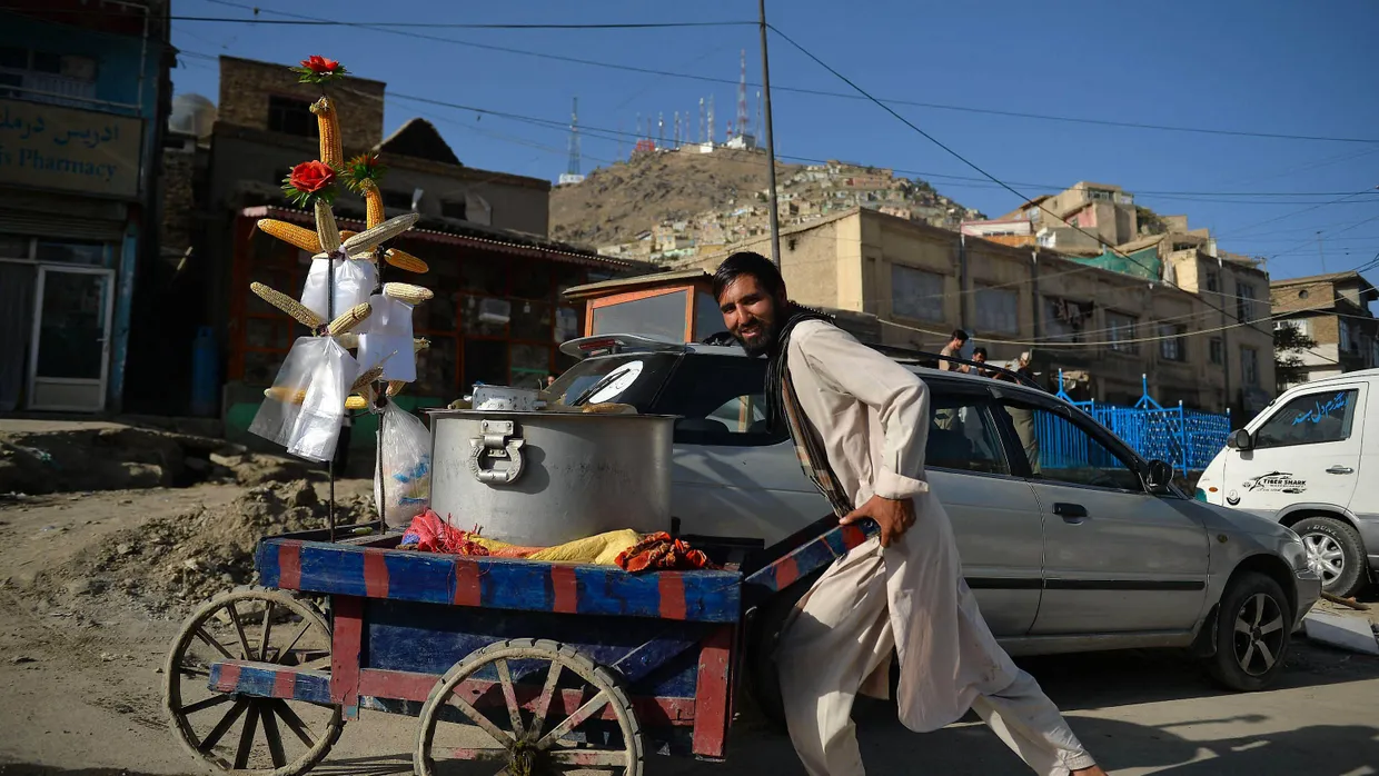 Ein Straßenverkäufer am Montag in Kabul; die afghanische Bevölkerung leidet Not