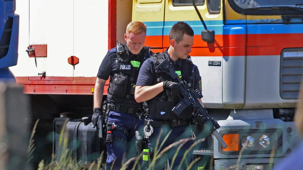 Schwer bewaffnete Polizisten sind Mitte Mai in einem Gewerbegebiet im Einsatz, nachdem dort ein Tiger entkommen ist.