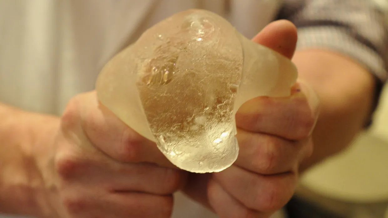 Ein defektes Silikonkissen der französische Billig-Brustimplantate-Firma Poly Implant Prothese (PIP)