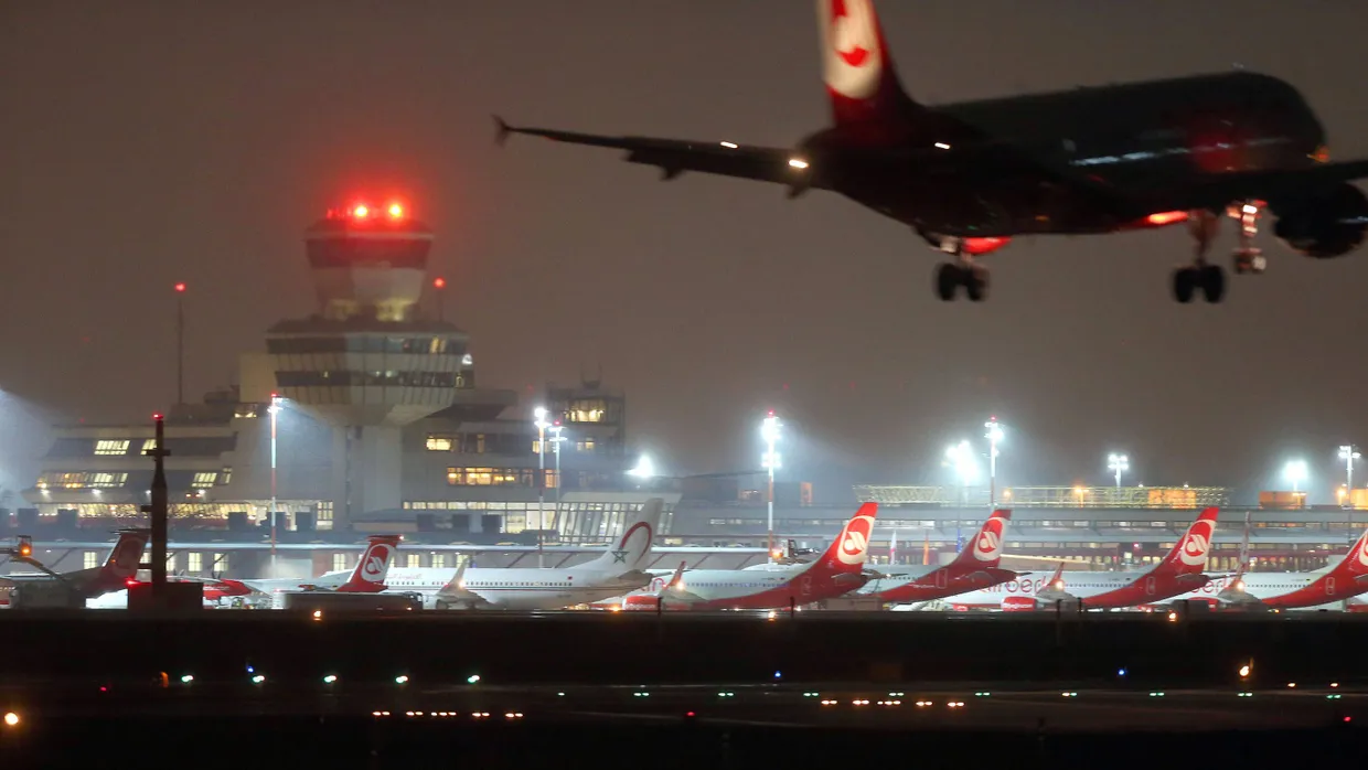 Sieht jetzt schon futuristisch aus: Der Flughafen Tegel im derzeitigen Betrieb