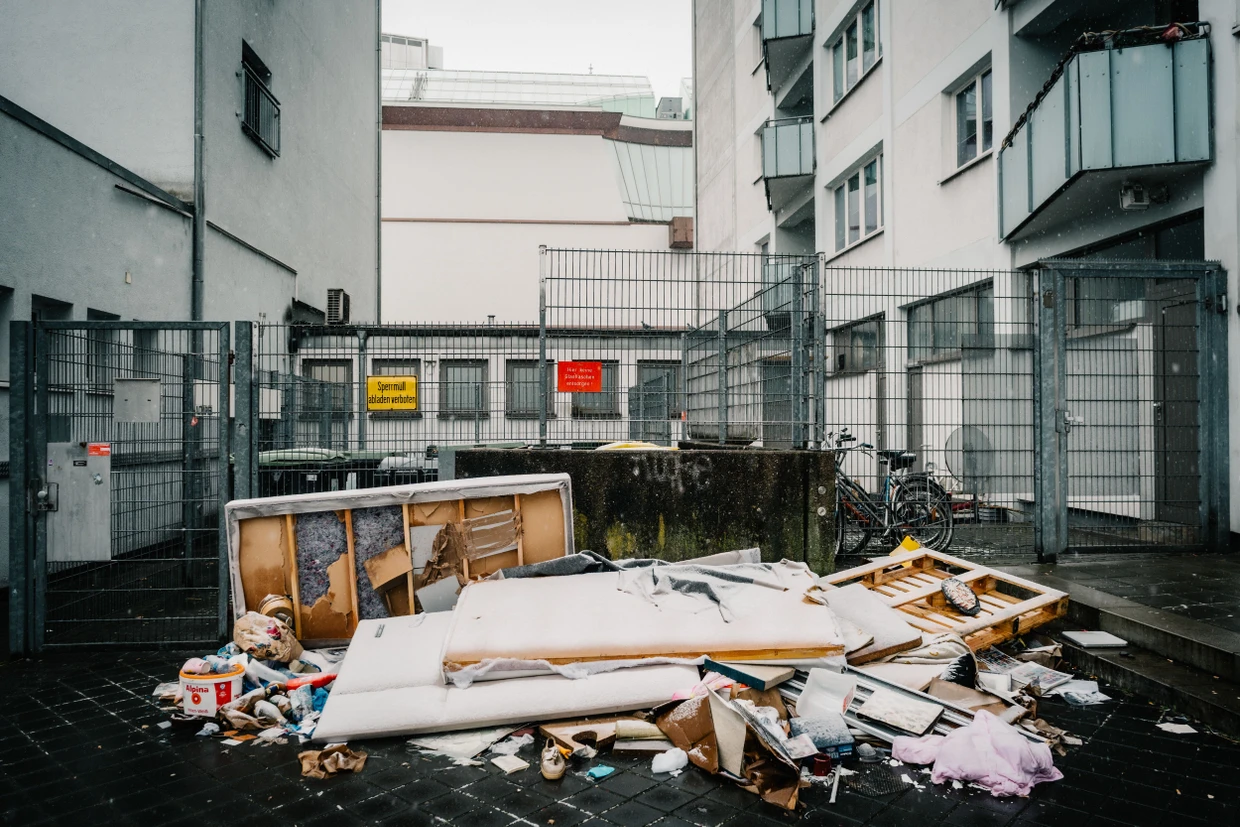 Sperrmüll wird in Frankfurt unentgeltlich entsorgt, trotzdem schichten Bewohner ihre Müllberge einfach an den Straßenrand.