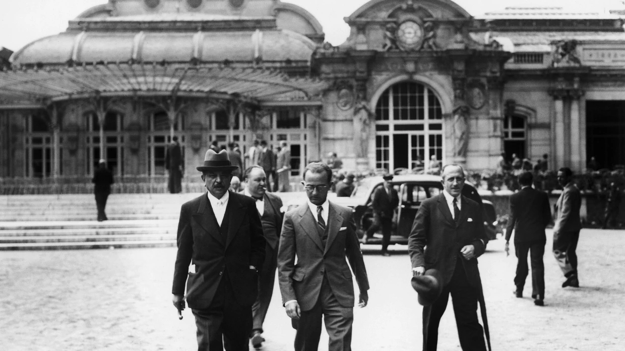 Pierre Laval (l.), später Regierungschef unter Philippe Pétain, verlässt das Casino in Vichy am 10. Juli 1940, dem Tag, an dem die Nationalversammlung Pétains Regierung quasidiktatorische Vollmachten verlieh.