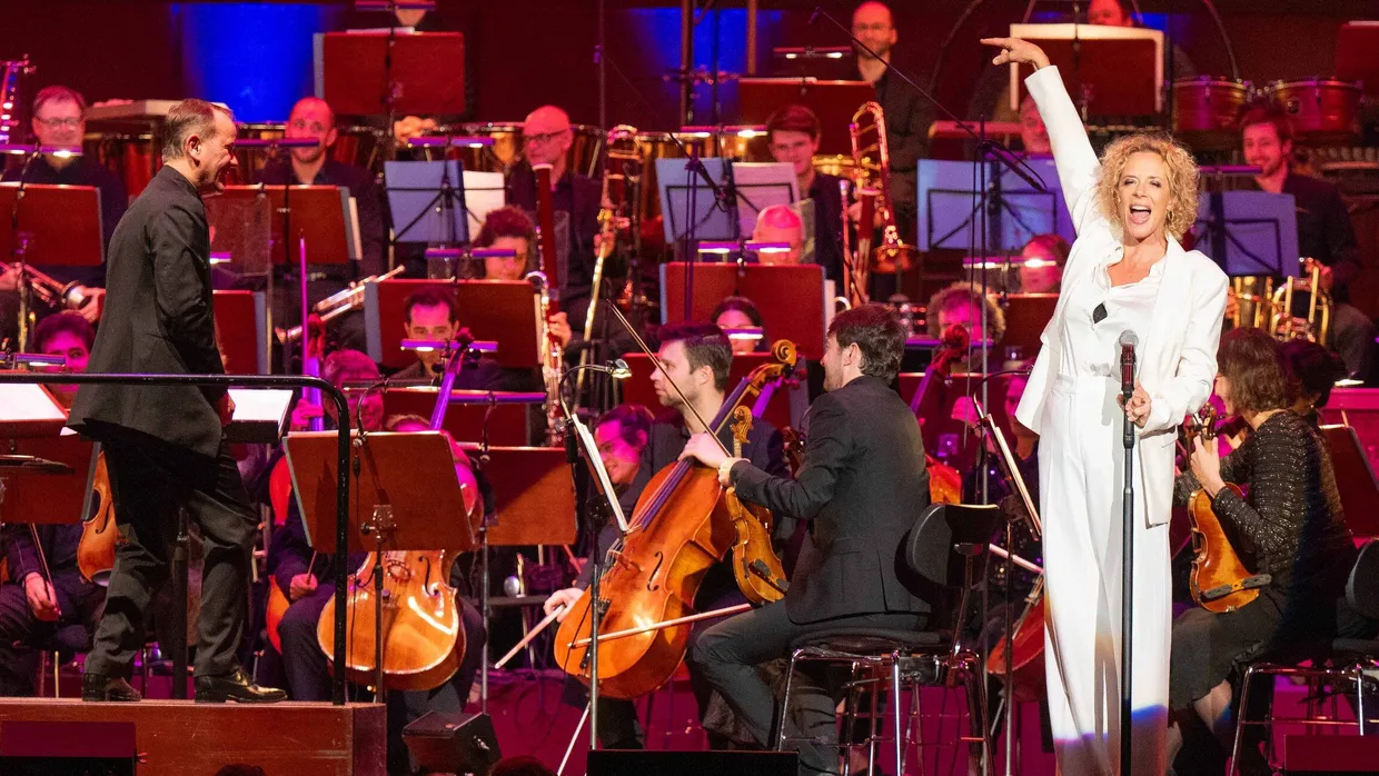 Katja Riemann mit dem hr-Sinfonieorchester in der Alten Oper Frankfurt: Der „Kiezpalast“ ist beim Publikum begehrt.
