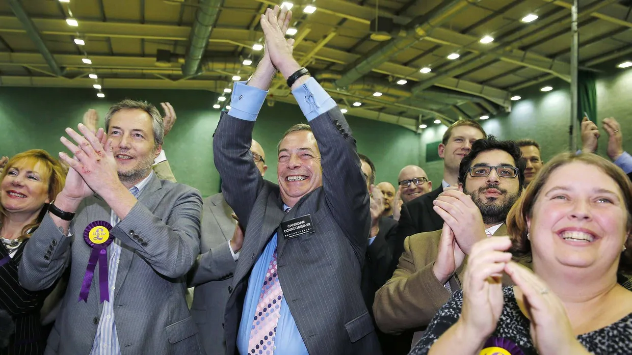 In Jubelpose: Ukip-Chef Nigel Farrage nach dem Gewinn des zweiten Unterhaussitzes für seine Partei