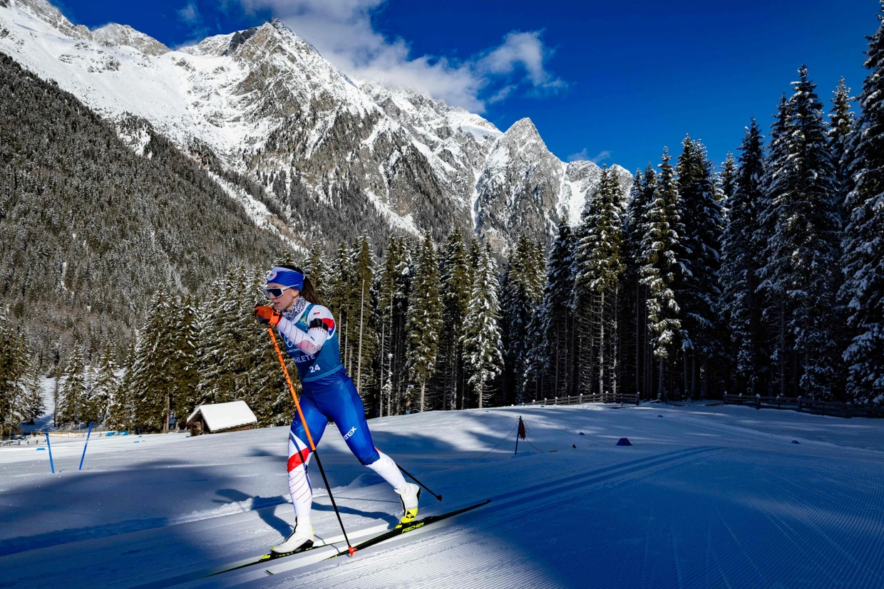 Bergpanorama inklusive: die tschechische Biathletin Jessica Jislova beim Training