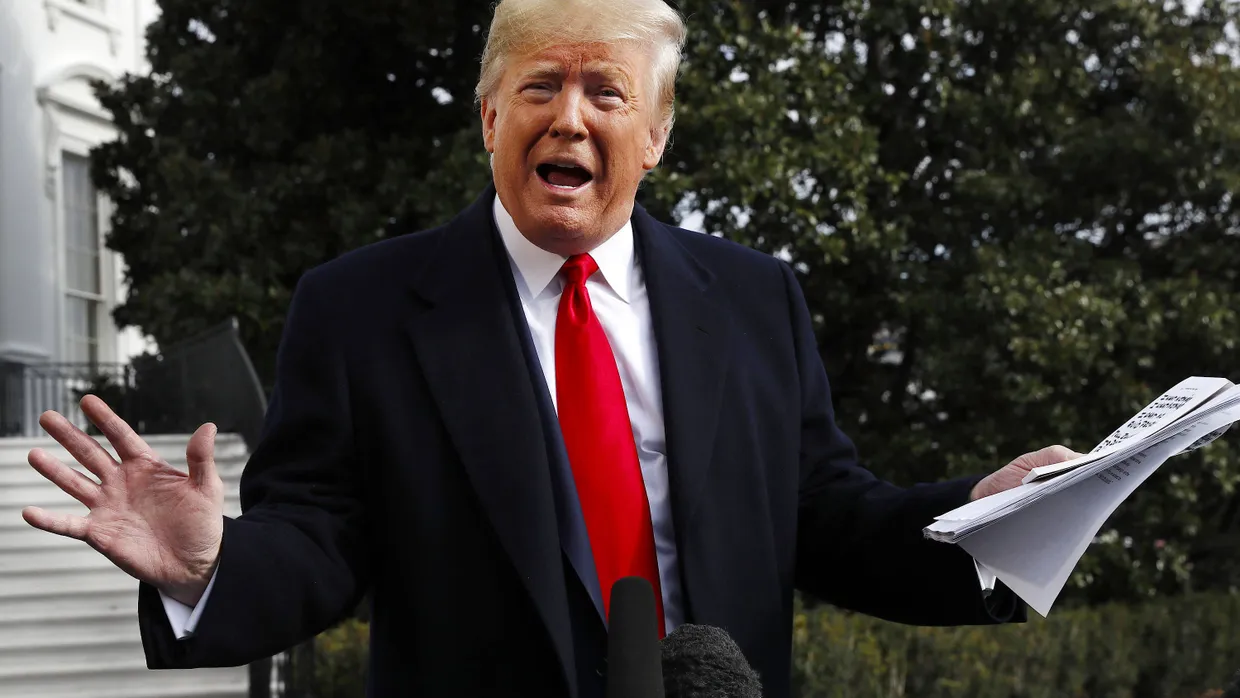 Präsident Donald Trump hält handschriftliche Notizen, als er mit Journalisten vor dem Weißen Haus spricht, bevor er zu einem Besuch einer Apple-Fabrik nach Texas aufbricht.