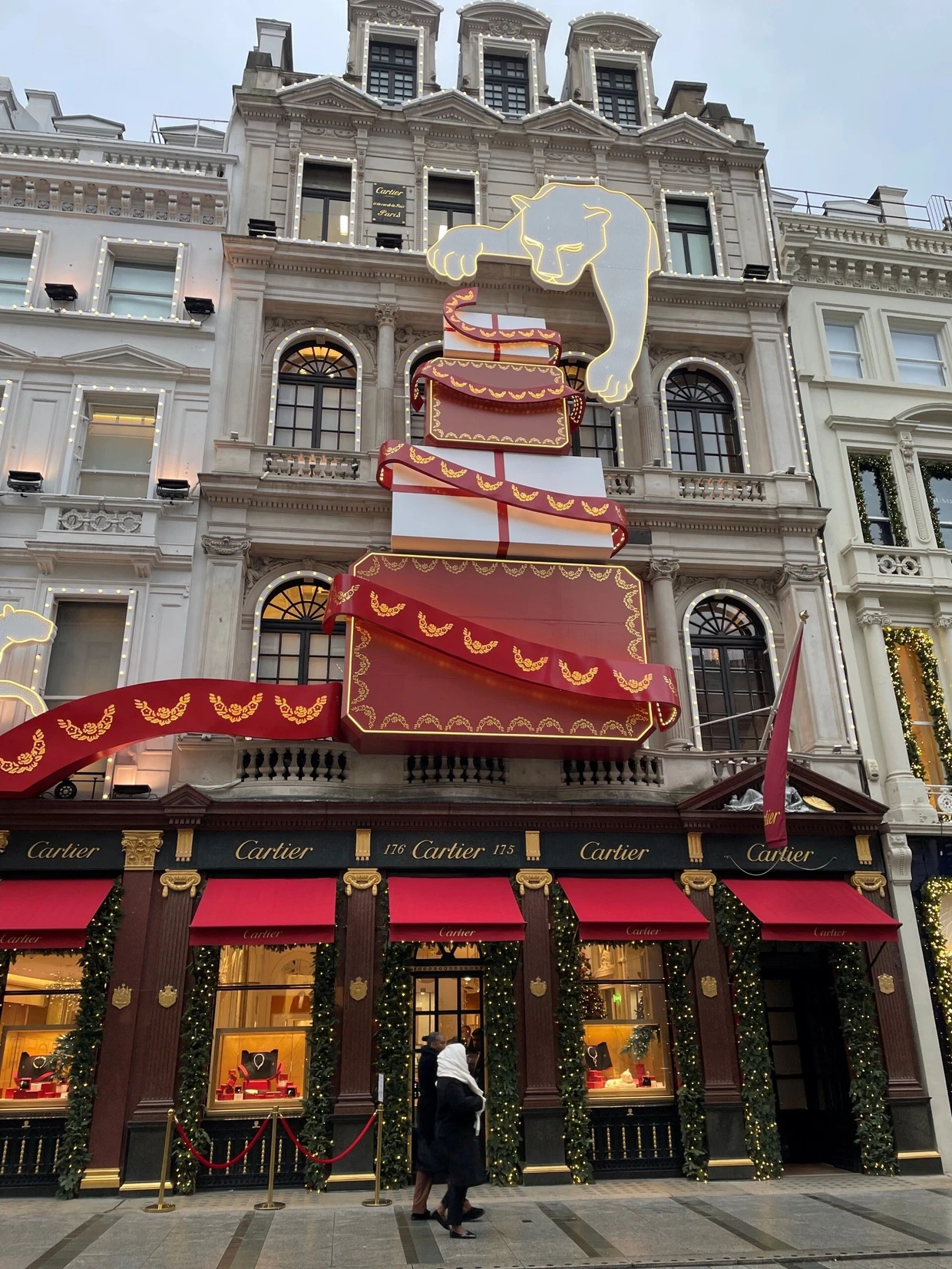 Britischer Einkaufsbummel: Londons New Bond Street leuchtet zur Weihnachtszeit.