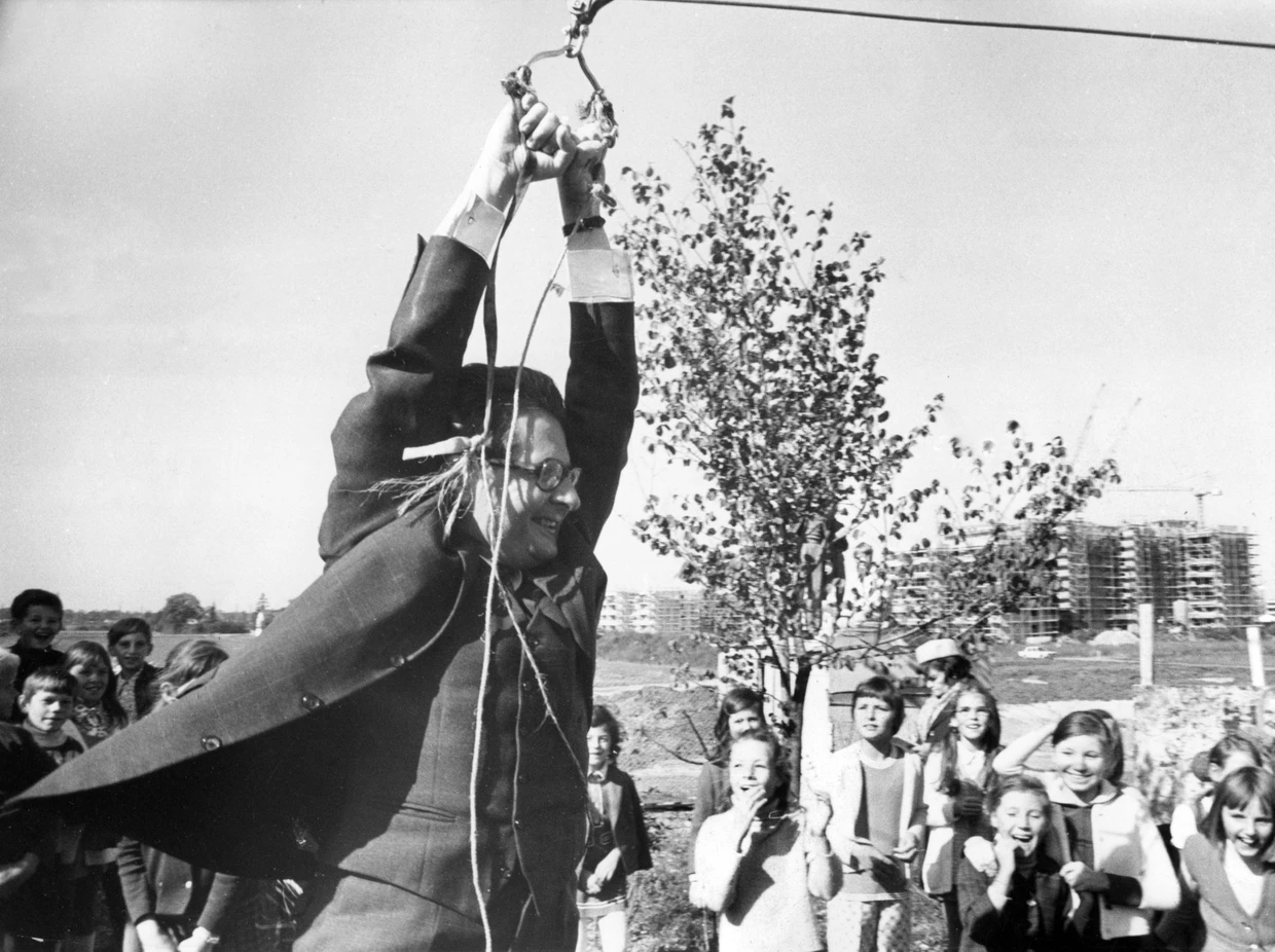 Mit einem zünftigen Seilbahnrutsch weihte Hans-Jochen Vogel am 5. Oktober 1971 in der Satellitenstadt Hasenbergl den ersten deutschen Abenteuerspielplatz ein