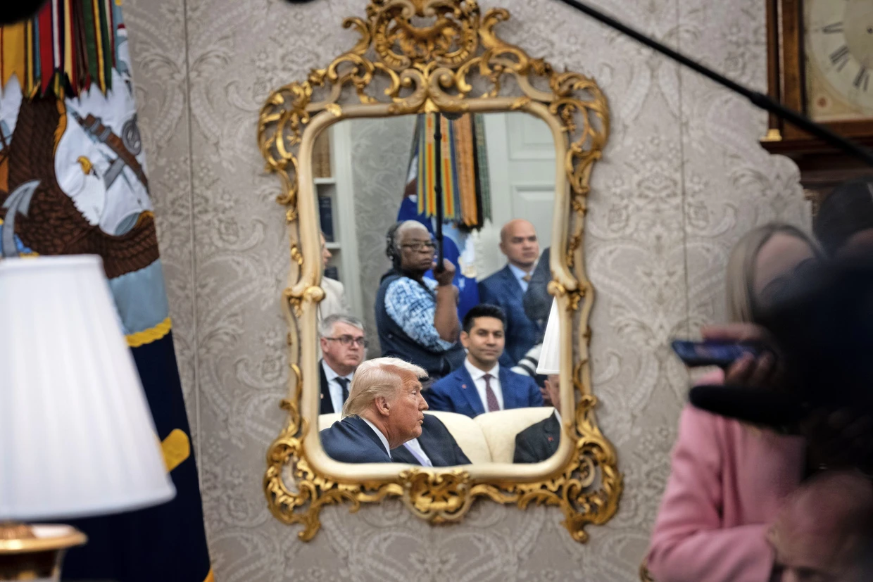 Das wahrste Bild ist das Spiegelbild. Donald Trump trifft den britischen Premierminister Keir Starmer im Oval Office.