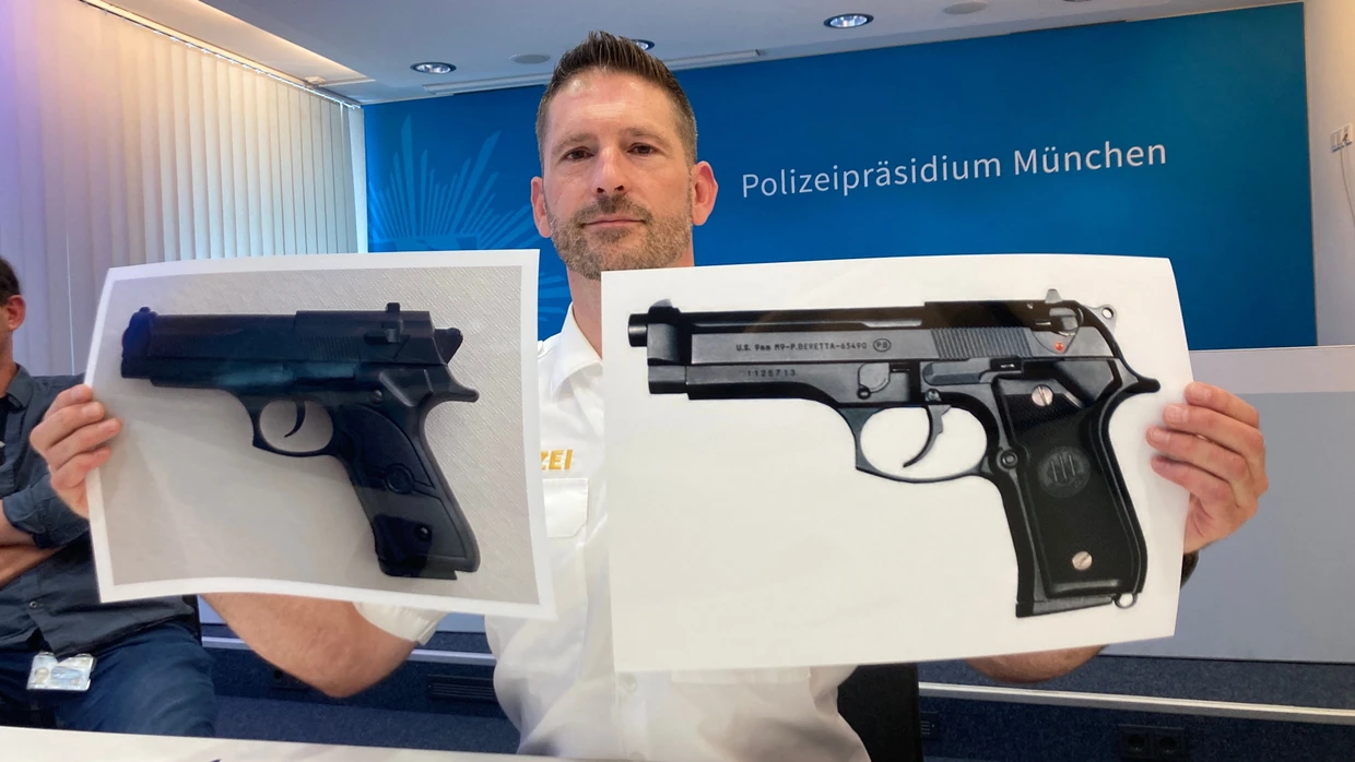 Schnell zu verwechseln: Polizei-Pressesprecher Thomas Schelshorn zeigt die Softair-Waffe (links) und eine echte Beretta 92 (rechts).