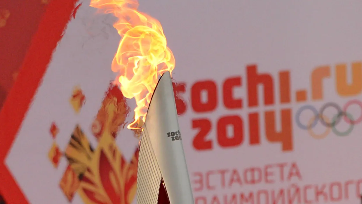 Das Olympische Feuer brennt im Winter 2014 in Sotschi