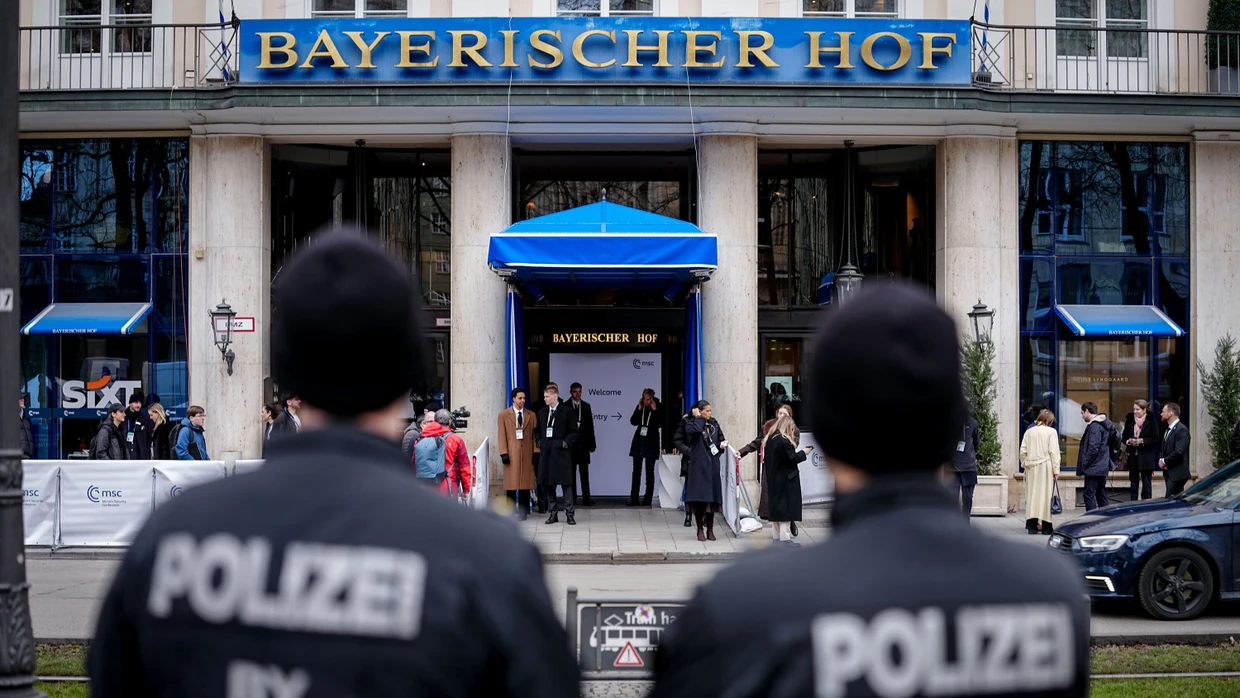 Blick auf das schwer bewachte Hotel Bayerischer Hof am Donnerstag