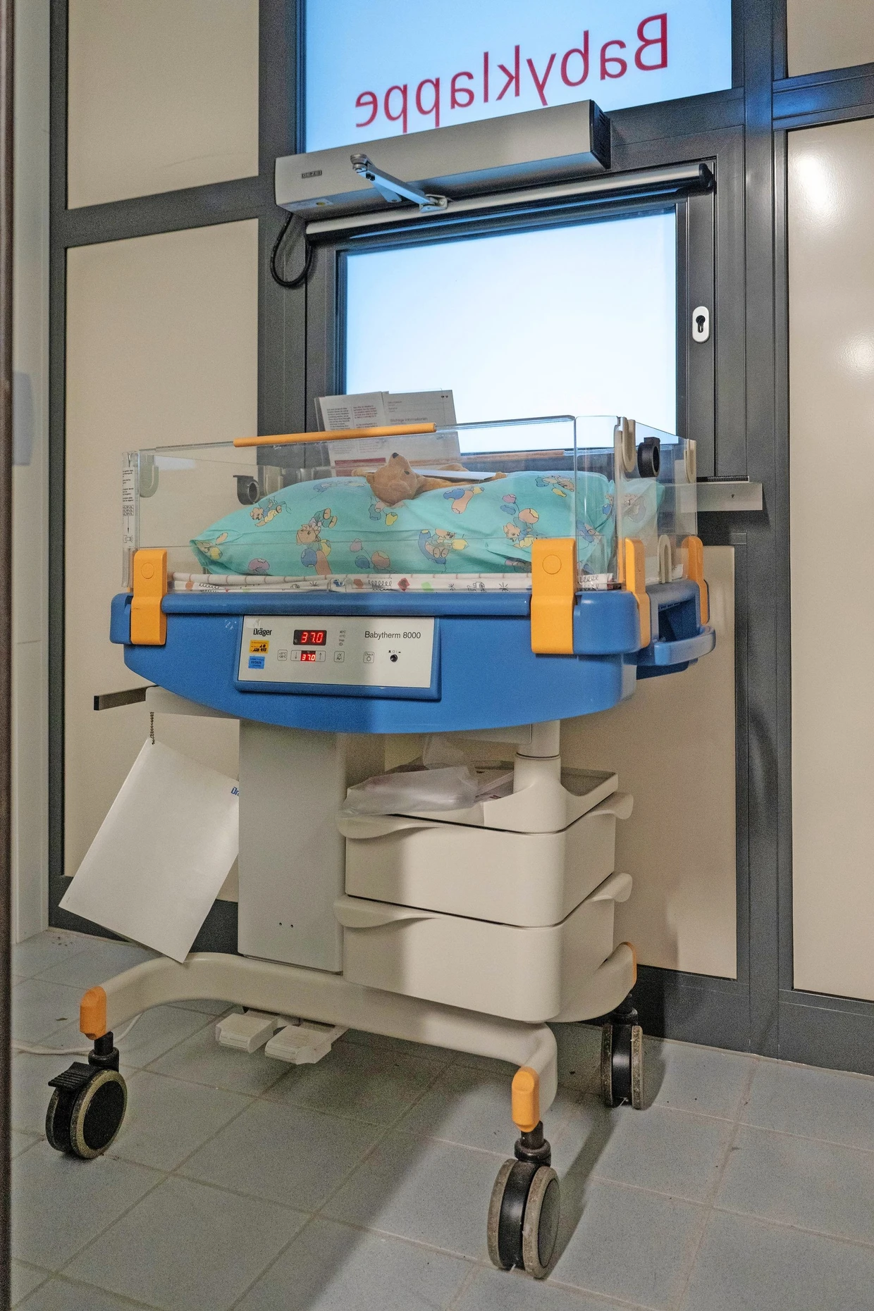 Das kleine Bettchen wird konstant beheizt. Manchmal vergehen Jahre, ohne dass ein Kind hineingelegt wird.