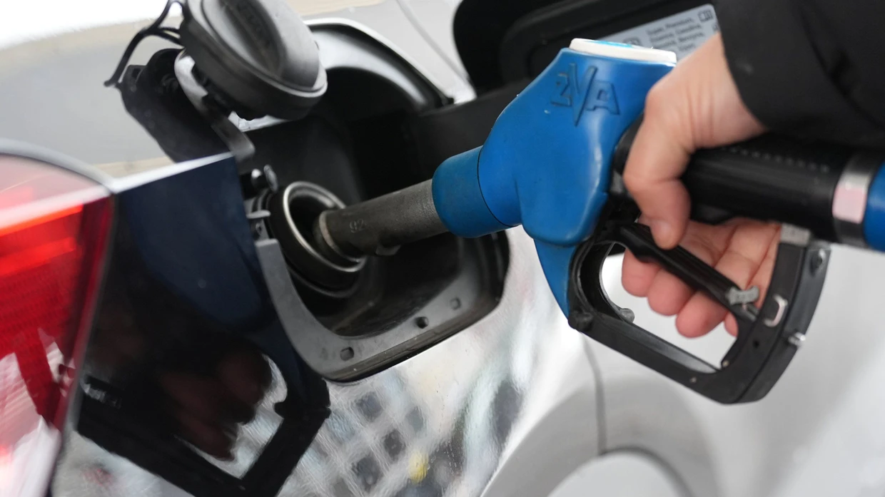 Geopolitik zum Anfassen: Beim Tanken und beim Heizölkauf spüren Verbraucher den Preisanstieg durch die Iran-Krise.