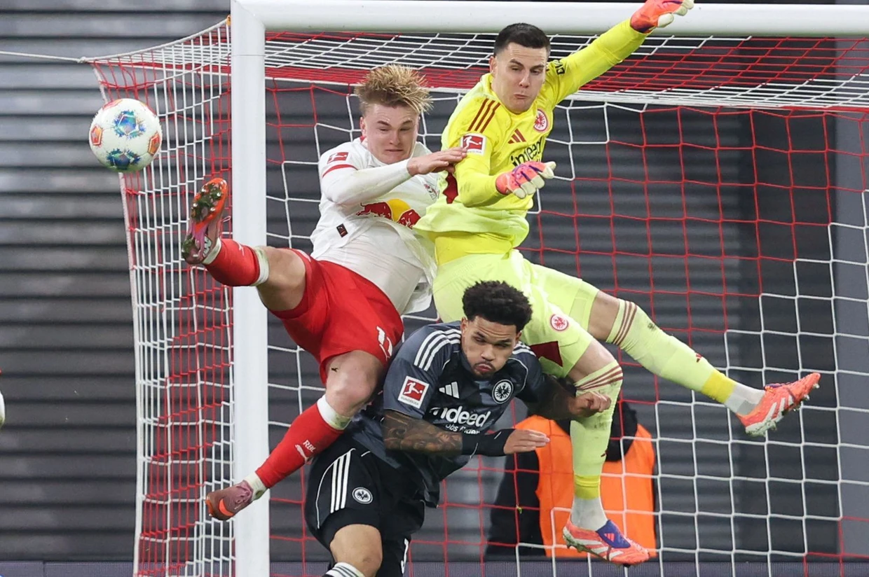 Leipzigs Conrad Harder (links) zeigt vollen Einsatz.