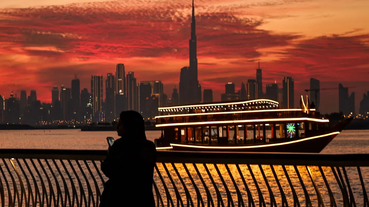 Sonnenuntergang vor der Kulisse von Dubai: Das Auswärtige Amt rät von Reisen in die Golfregion ab.