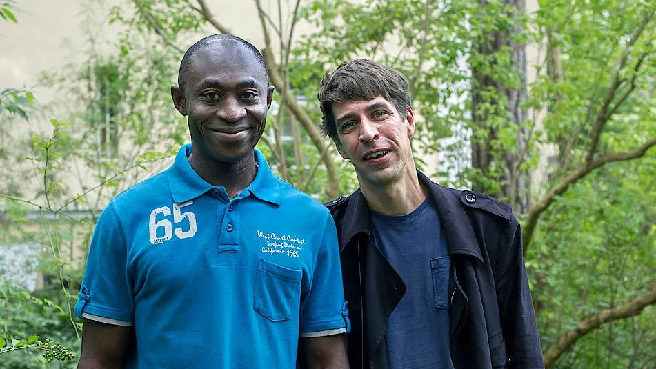 Diskutieren gerne über die Weltpolitik: Paul Nkamani und Jakob Preuss im Garten von Preuss’ Eltern.