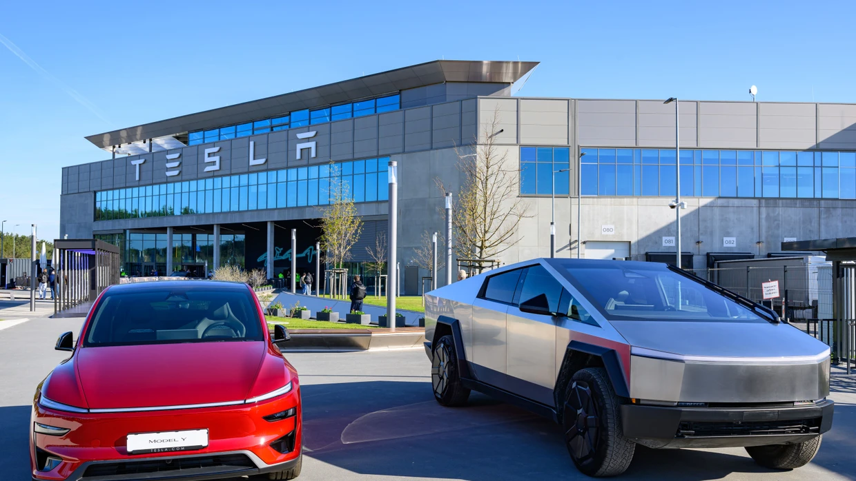 Vor der Gigafactory Berlin-Brandenburg stehen zwei Fahrzeuge Typ Tesla Model Y (l) und der Tesla Cybertruck.