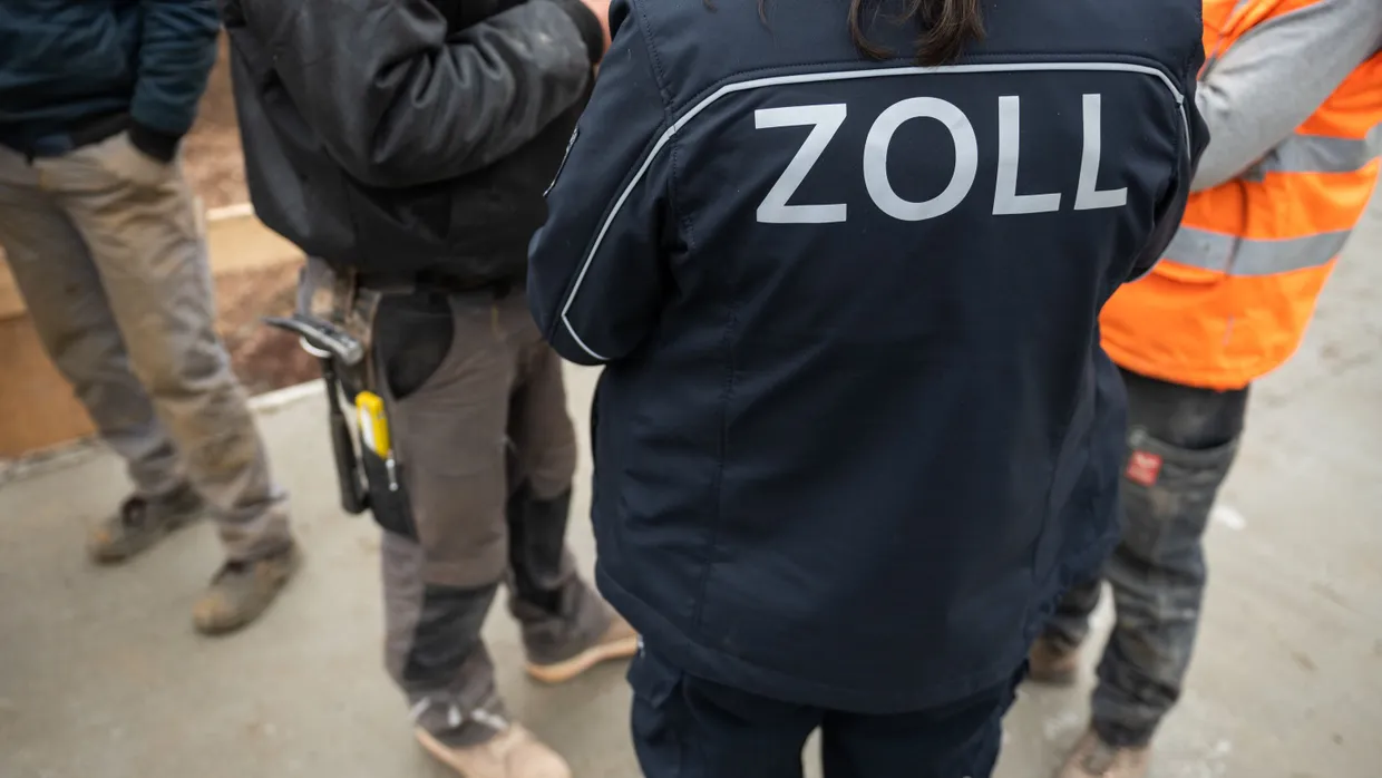 Mitarbeiter des Zolls führen eine Kontrolle zur Schwarzarbeit im Baugewerbe durch.