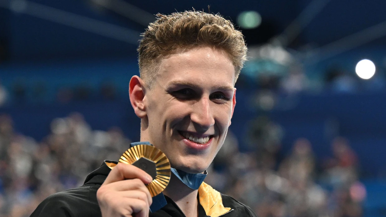 Lukas Märtens mit der Goldmedaille – der ersten für einen deutschen Schwimmer bei Olympischen Spielen seit 1988