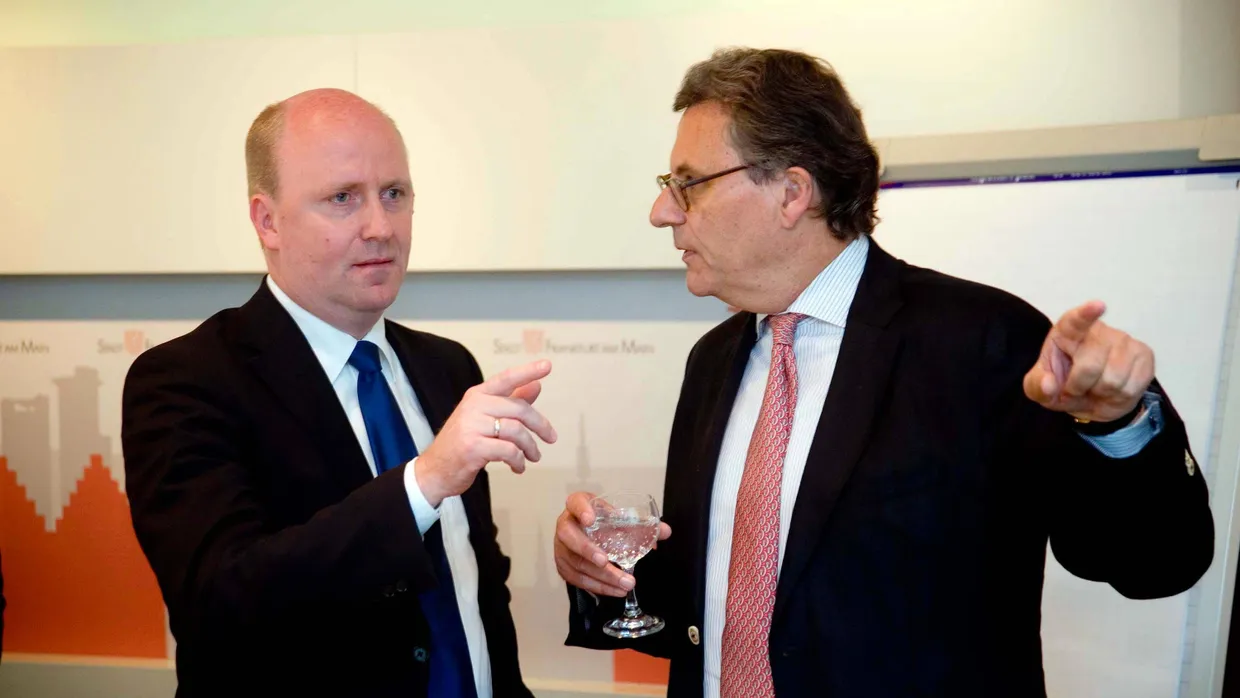 Verlierer unter sich: Der Frankfurter CDU-Parteivorsitzende Uwe Becker analysiert mit dem ehemaligen FDP-Bundestagsabgeordneten Hans Joachim Otto die ersten Ergebnisse der Europawahl.