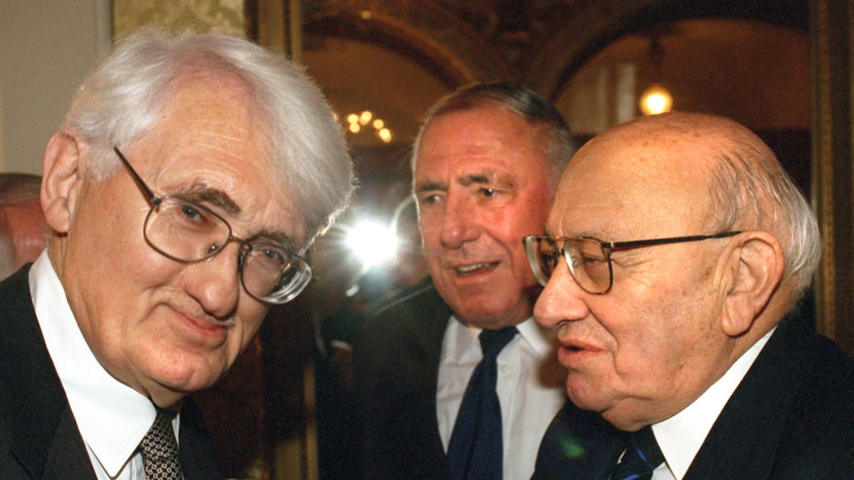 Aufmerksam gegenüber anderen: Jürgen Habermas&nbsp; im Gespräch mit Siegfried Unseld und Marcel Reich-Ranicki vor&nbsp; der Entgegennahme des Hessischen Kulturpreises 1999 in Wiesbaden.
