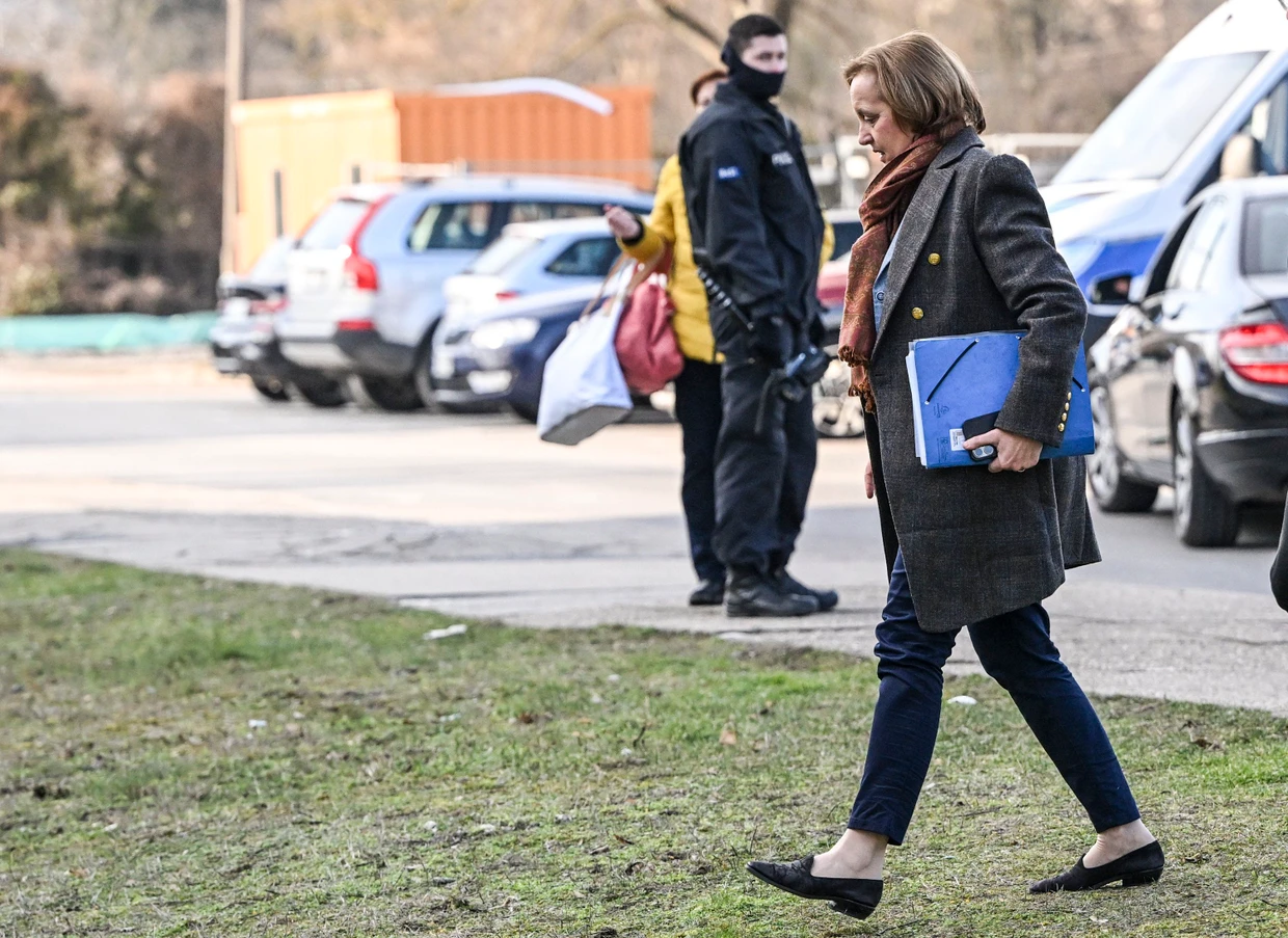 Beatrix von Storch (AfD) wurde am 11. Februar 2025 von Demonstranten begrüßt, als sie an einer Podiumsdiskussion am Coppi-Gymnasium in Berlin-Karlshorst teilnahm.