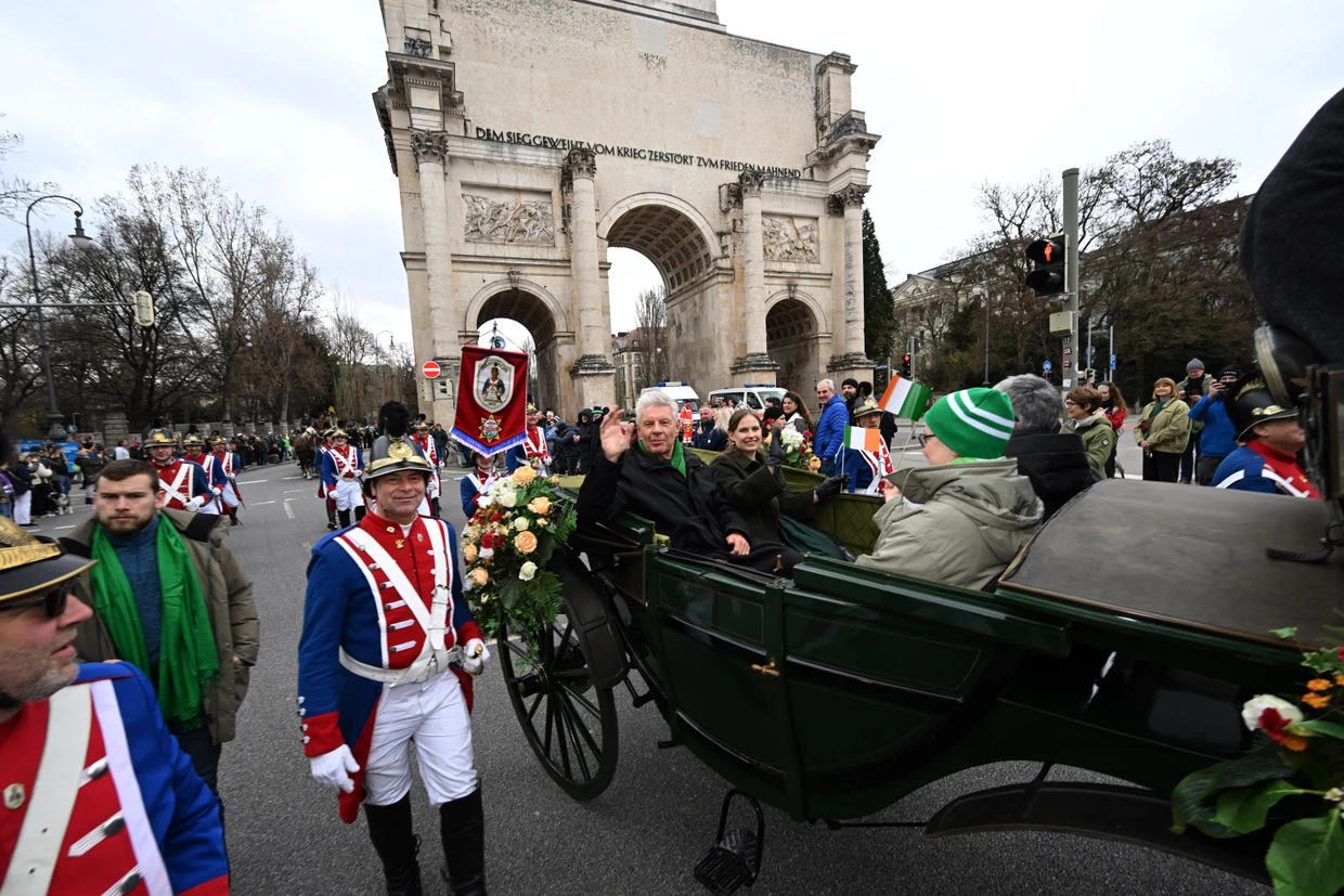 Er hatte sich eingebildet, er könne seinem Konkurrenten in einer Kutsche vorausfahren und sich zujubeln lassen: Dass Dieter Reiter bei der Parade zum St. Patrick’s Day am 15. März 2026 das Siegestor passierte, war ein trügerischees Omen