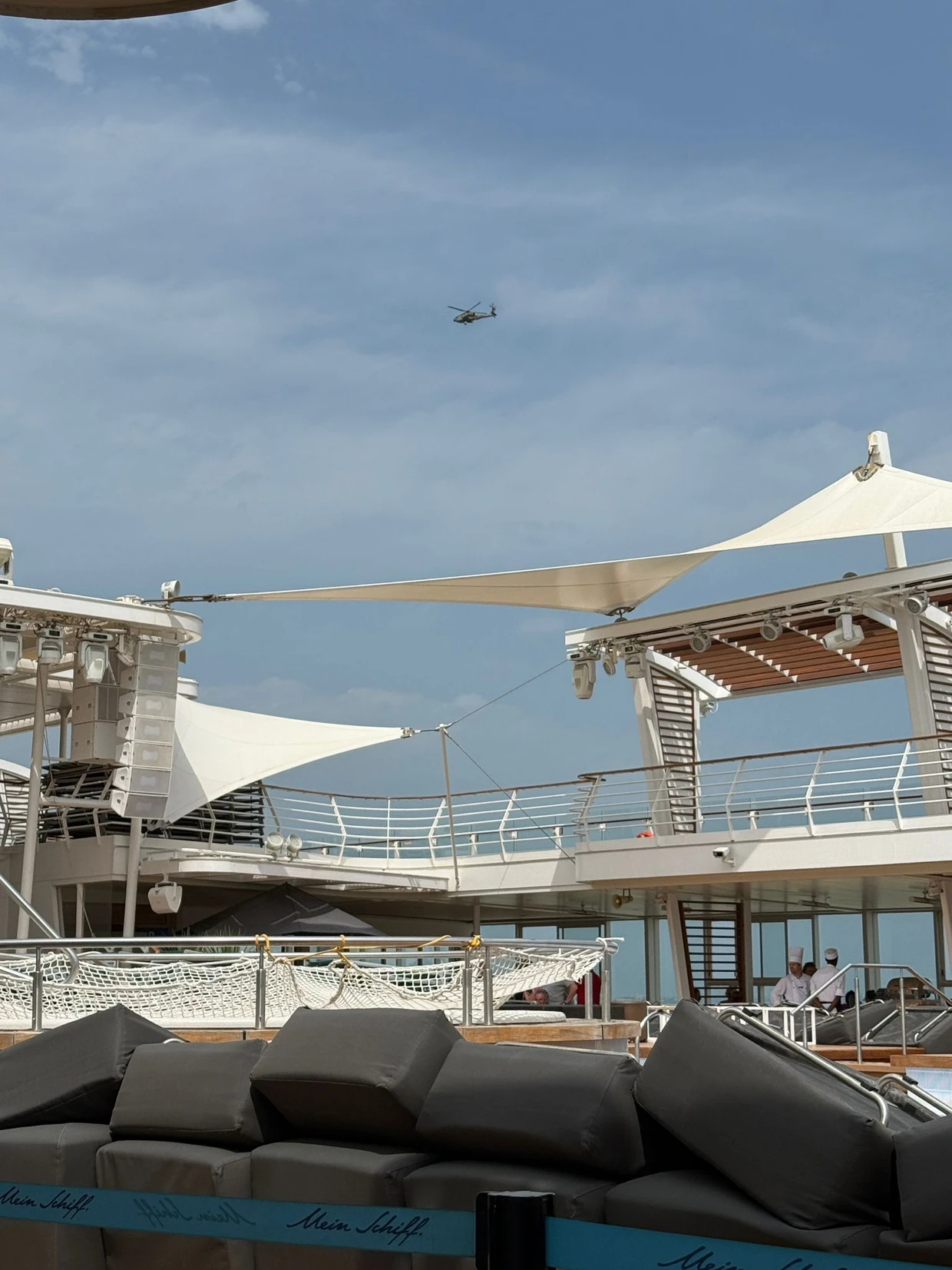 Hubschrauber über dem Schiff