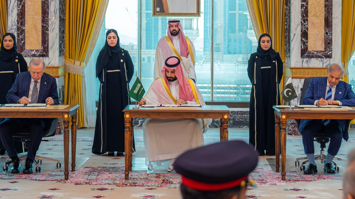 Der türkische Präsident Recep Tayyip Erdoğan, der saudische Kronprinz Muhammad Bin Salman und der pakistanische Premierminister Shehbaz Sharif unterzeichnen ein Verteidigungsabkommen in Mekka.