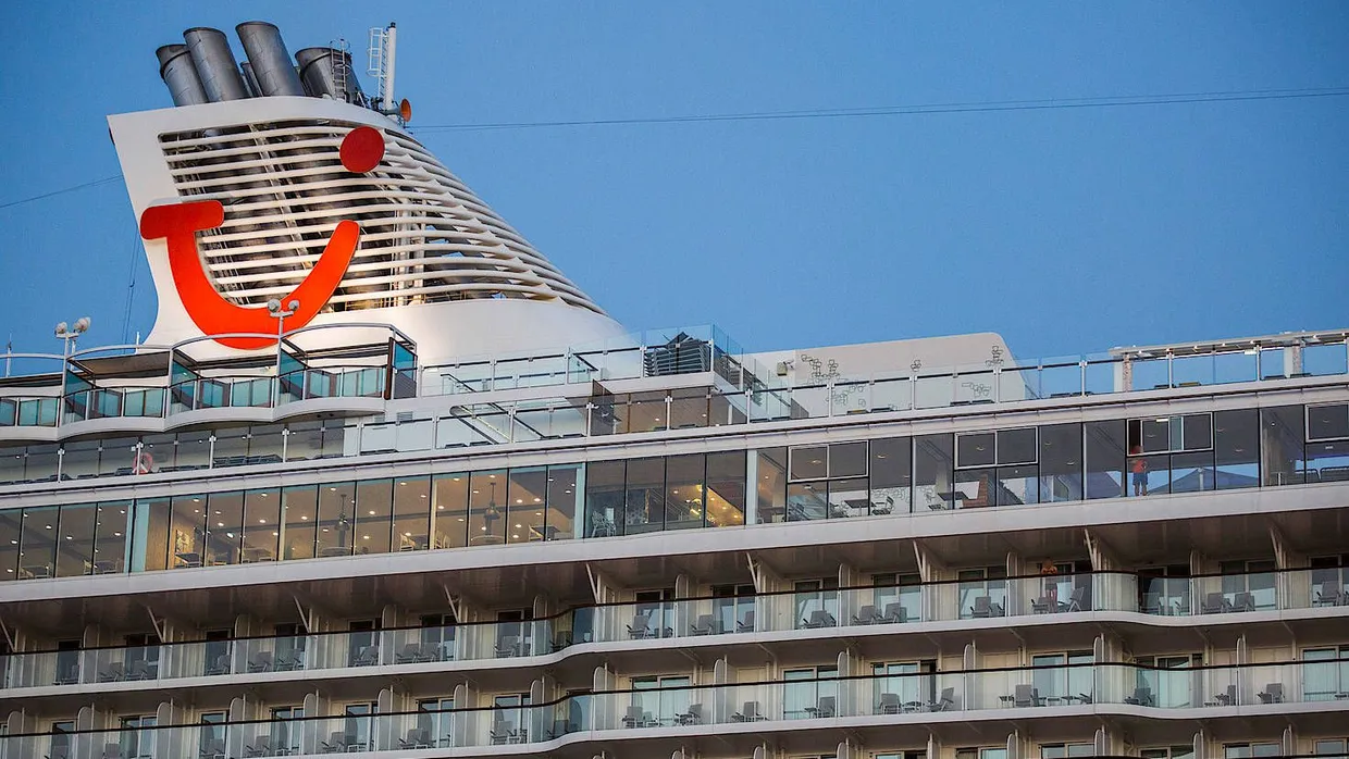Ein Lächeln in harten Zeiten: TUI-Logo auf dem Kreuzfahrtschiff „Mein Schiff 6“